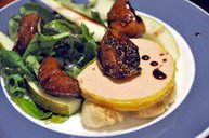 Foie gras med flute, salat, pære og rødvinssyltede figner