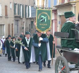 Défilé d'ouverture de la fête de l'olive et de l'huile à Buis-les-Baronnies. Chevalier de l'olivier de Nyons