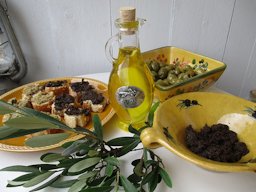Huile d'olive provençale, olives, banche d'olivier, tapenade, et terre cuite provençale