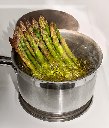 Steam-boiling green asparagus